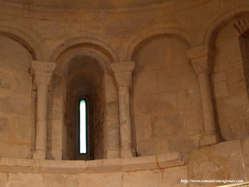 DETALLE DE LA ARQUERIA ABSIDAL